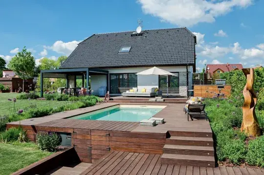 Zahrada rozdělená do několika „obytných“ prostorů  Náhled