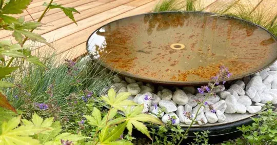 Mistři zahrad: proměna malé zahrady. Nechybí nová terasa, ohniště ani barevné trvalky   Náhled