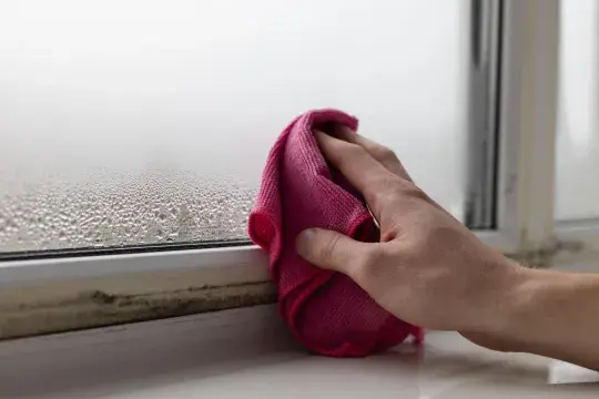 Jak utěsnit okna. Těsnicí páska proti průvanu a únikům tepla