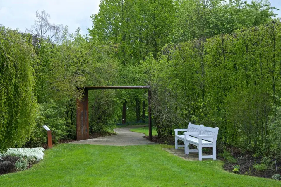 Průchod mezi jednotlivými zahradami