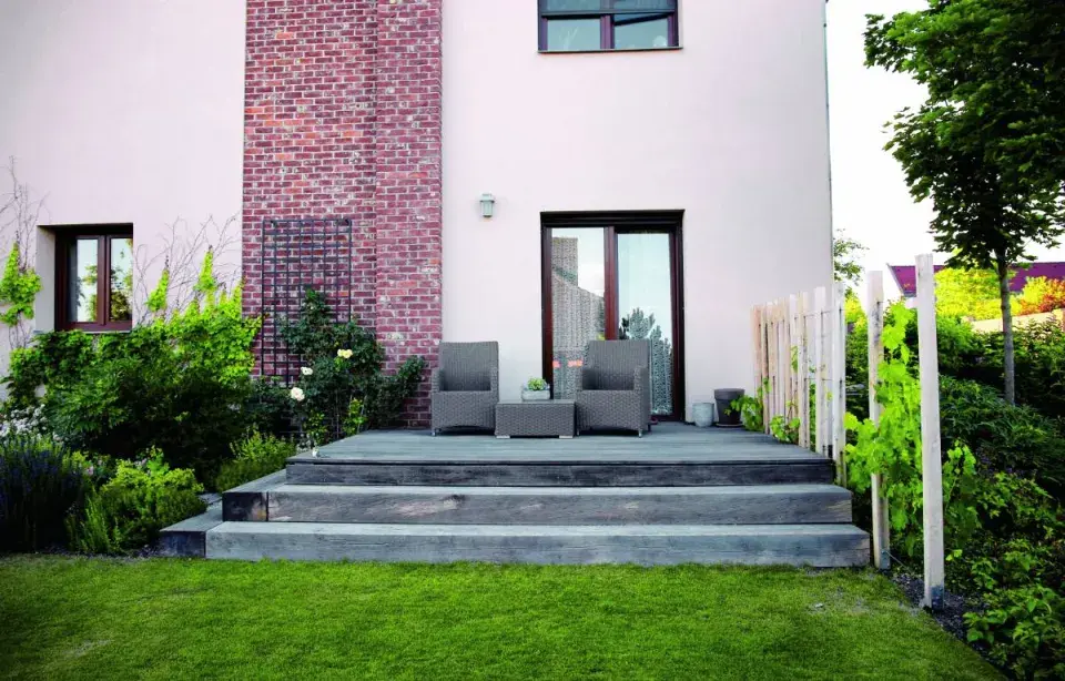 Dřevěná terasa z boku domu