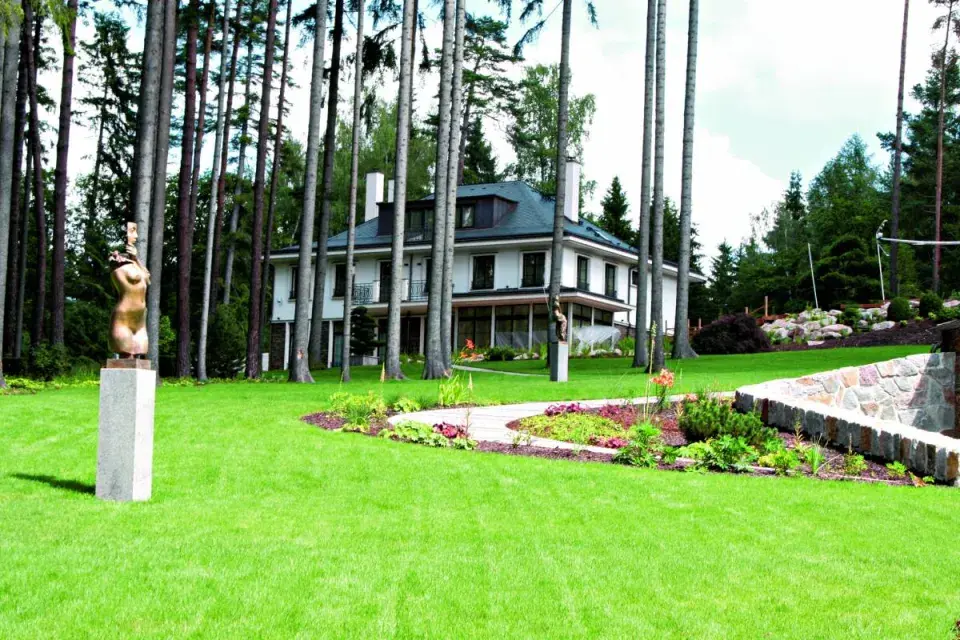 Umělecká plastika uprostřed trávníku