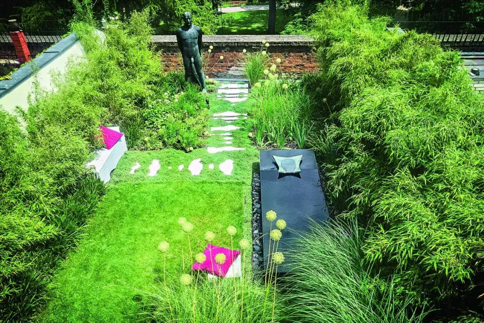 Pohled do zahrady shora