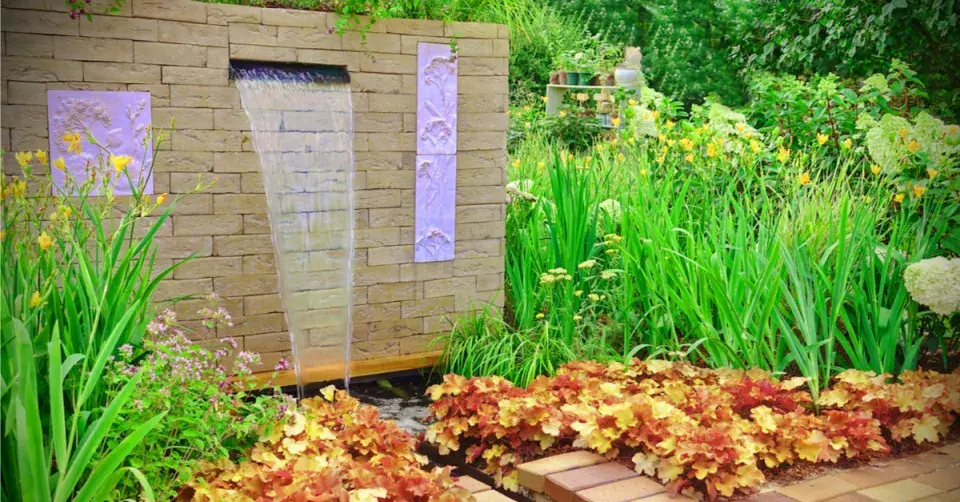 Vodní nádrž s průtokem přes terasu