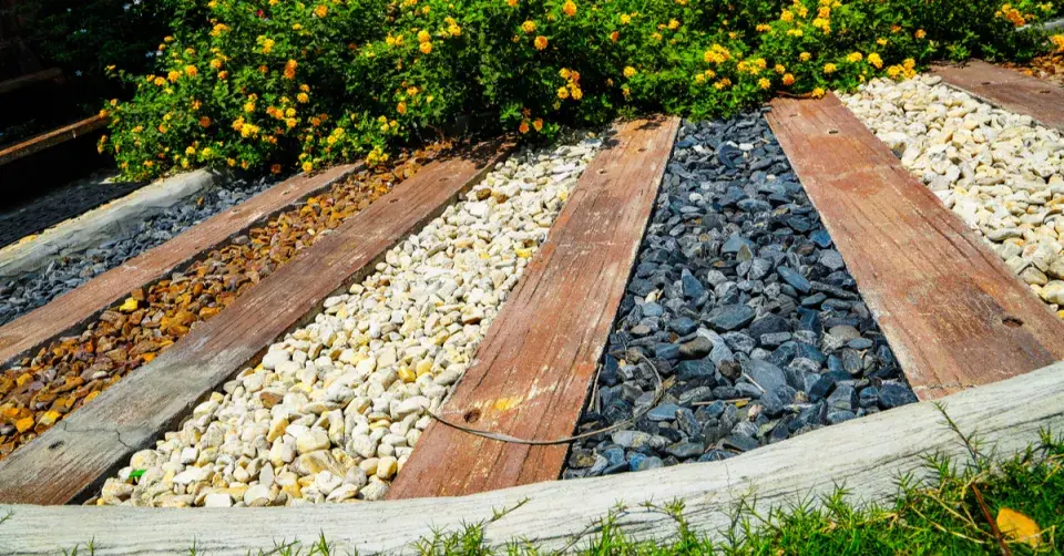 Cesta ze dřeva a štěrku