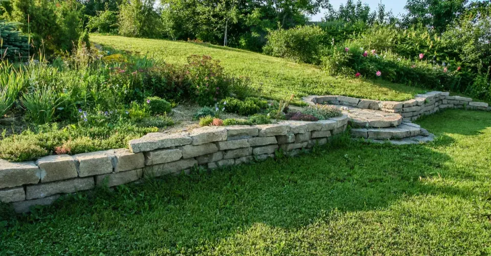 Opěrná zídka ve svahu