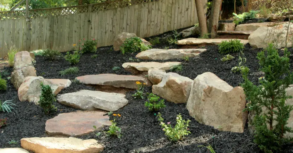 Schody ve svažité zahradě