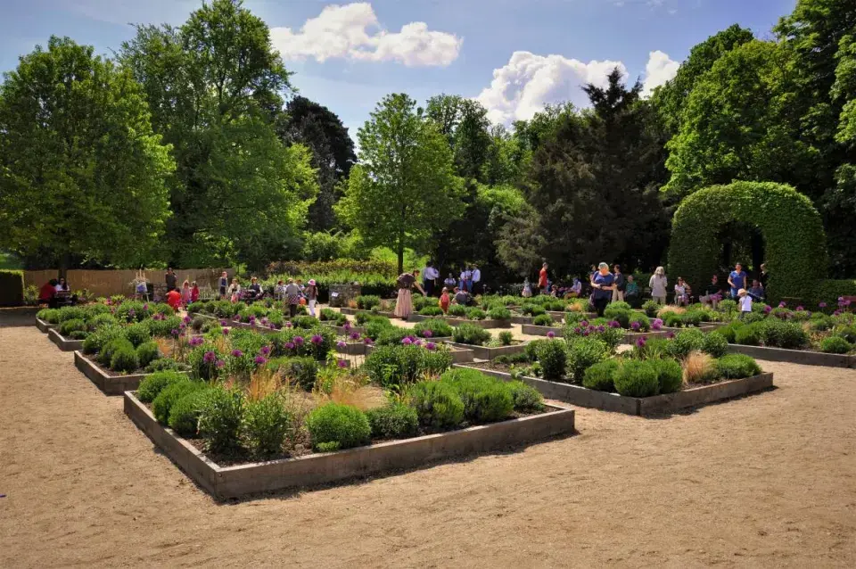 Návštěvníci mezi bylinkovými záhony