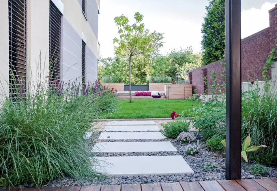 Dlaždice ve štěrku