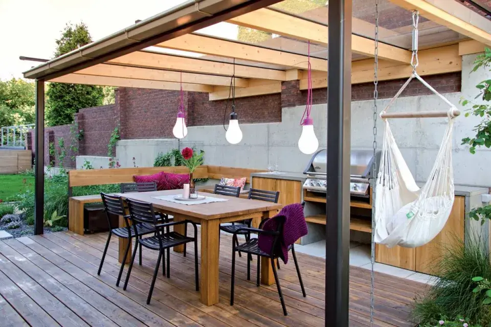 Terasa pod zastřešenou pergolou