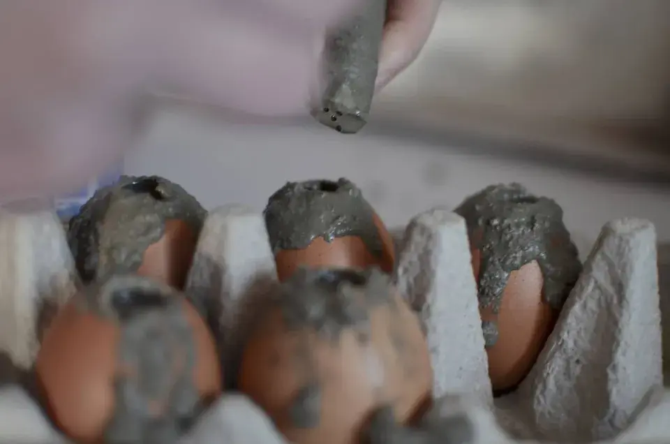 Vyfouknutá vejce naplněná betonem