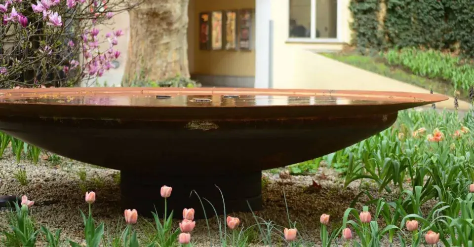 Zahradní mísa s vodou