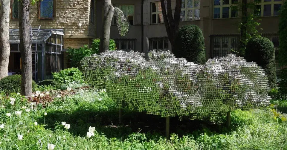 Skulptura ze zrcadlejících se plošek