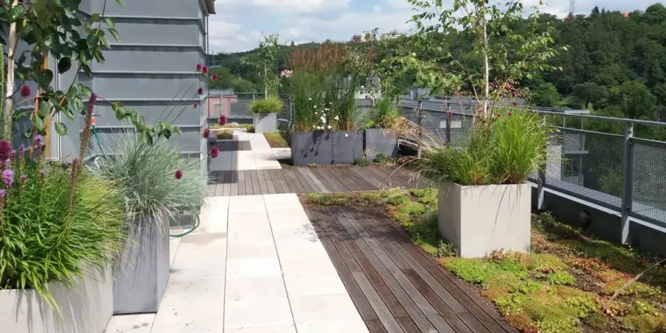 Pobytová polointenzivní střešní zahrada na terase bytového domu