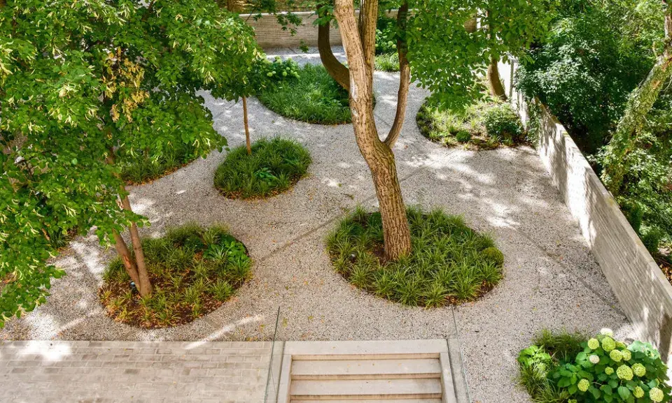 Zahrada ve vnitrobloku pražských Vinohrad