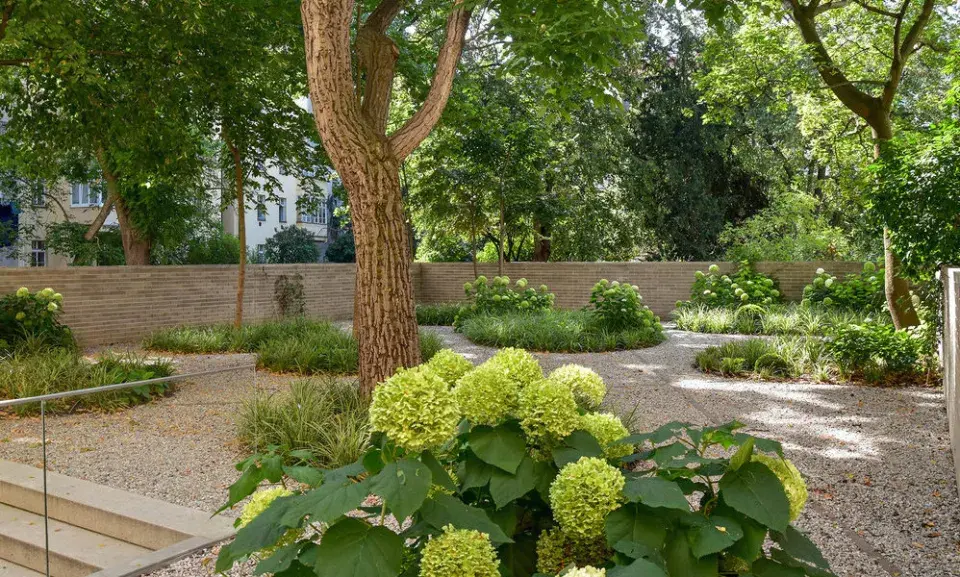 Vstup na zahradu ve vnitrobloku