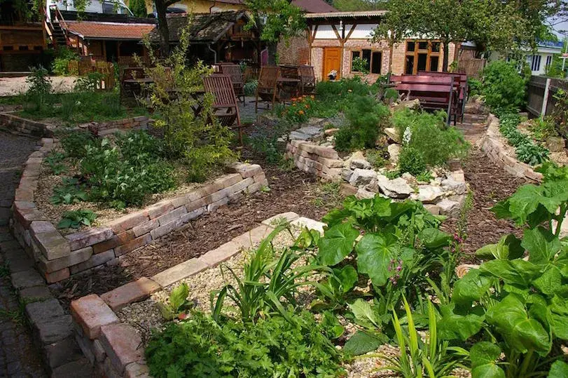 Záhony obložené cihlami