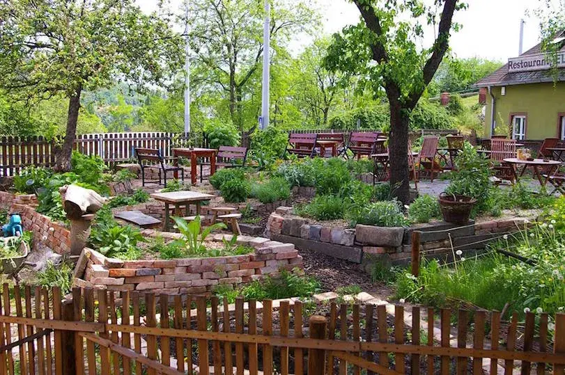 Vyvýšené záhony u restaurace Jelica