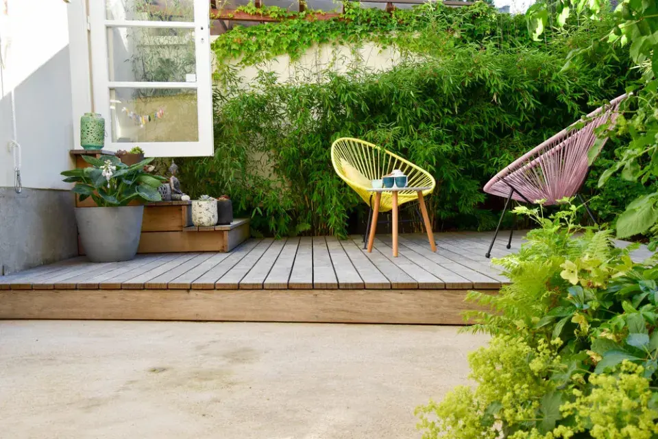 Dubová paluba a schody do kuchyně