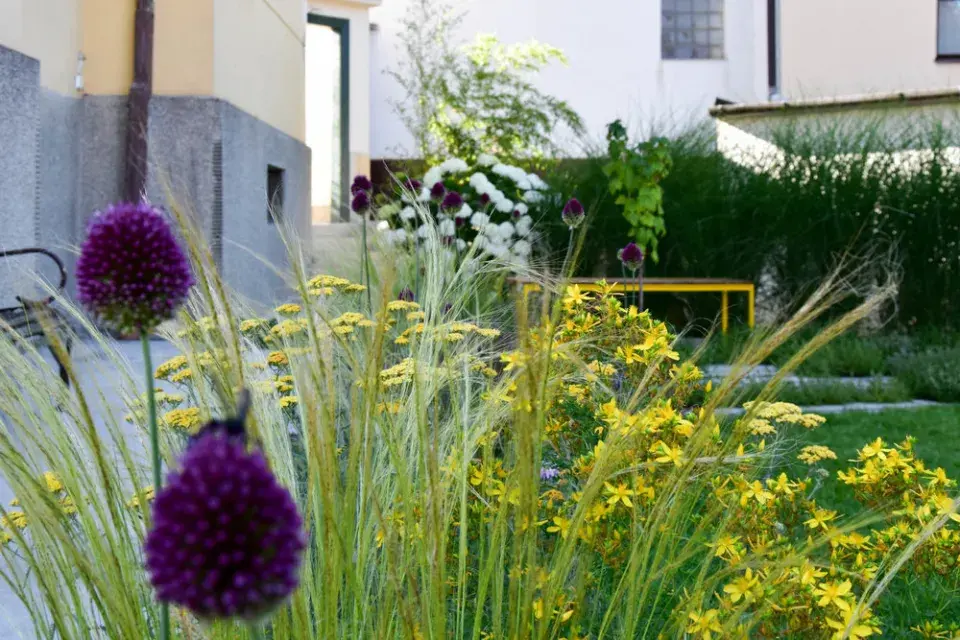 Průchod do druhé části zahrady