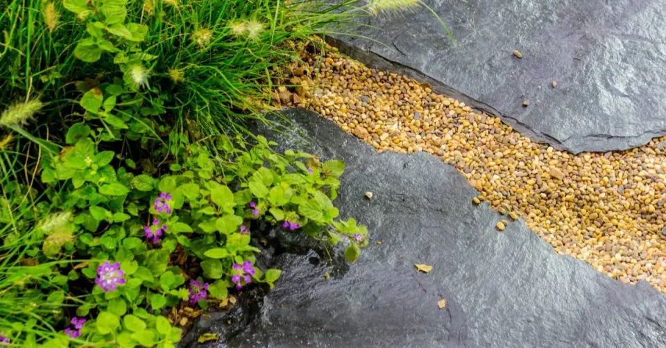 Zahradní cesta z nášlapných kamenů