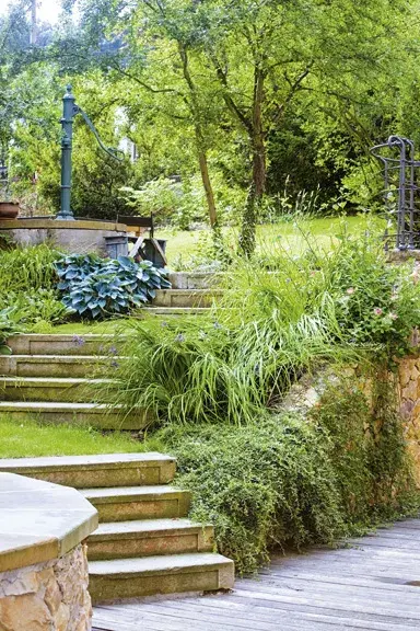 Stará pumpa na zahradě