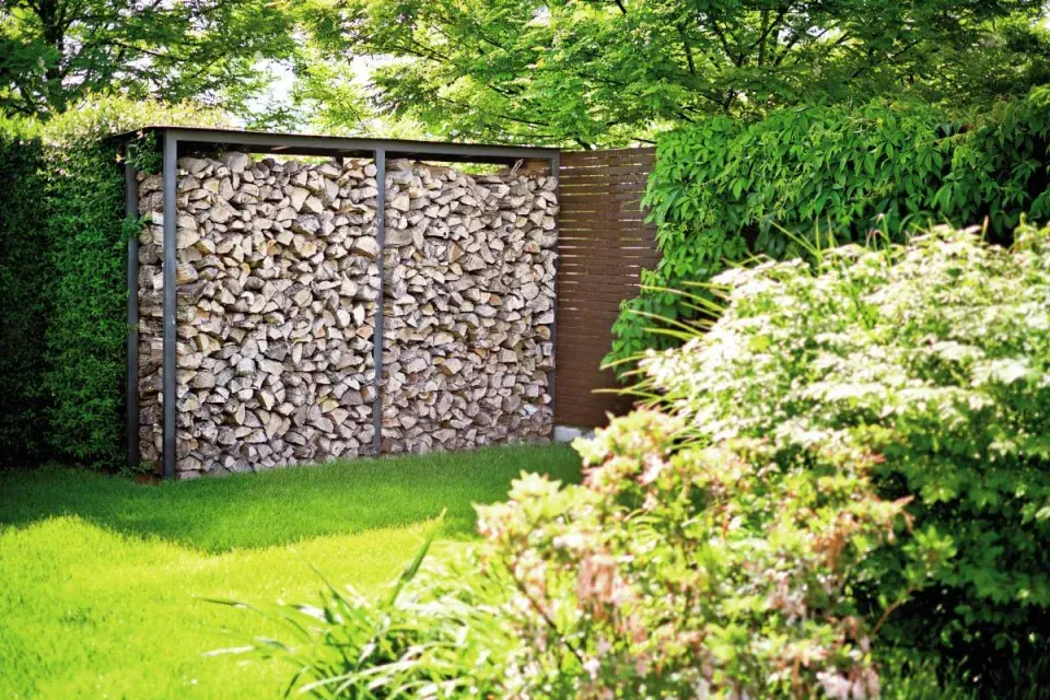 Dřevník plný dřeva na topení