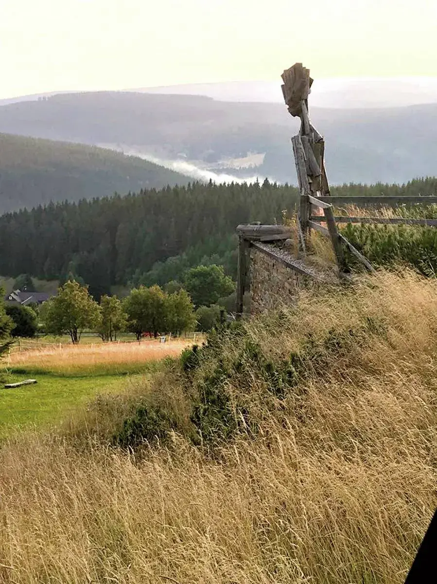 Sedící figura v Krkonoších