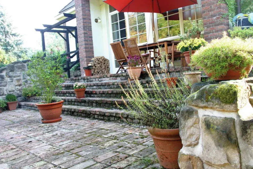 Terasa a schody s patinou