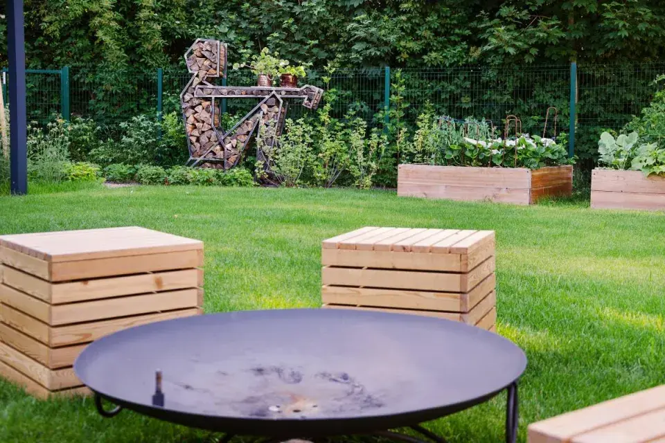 Socha v rodinné zahradě