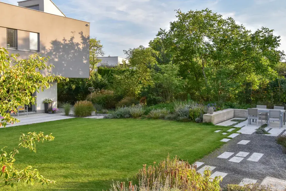 Trávník a sezení na zahradě