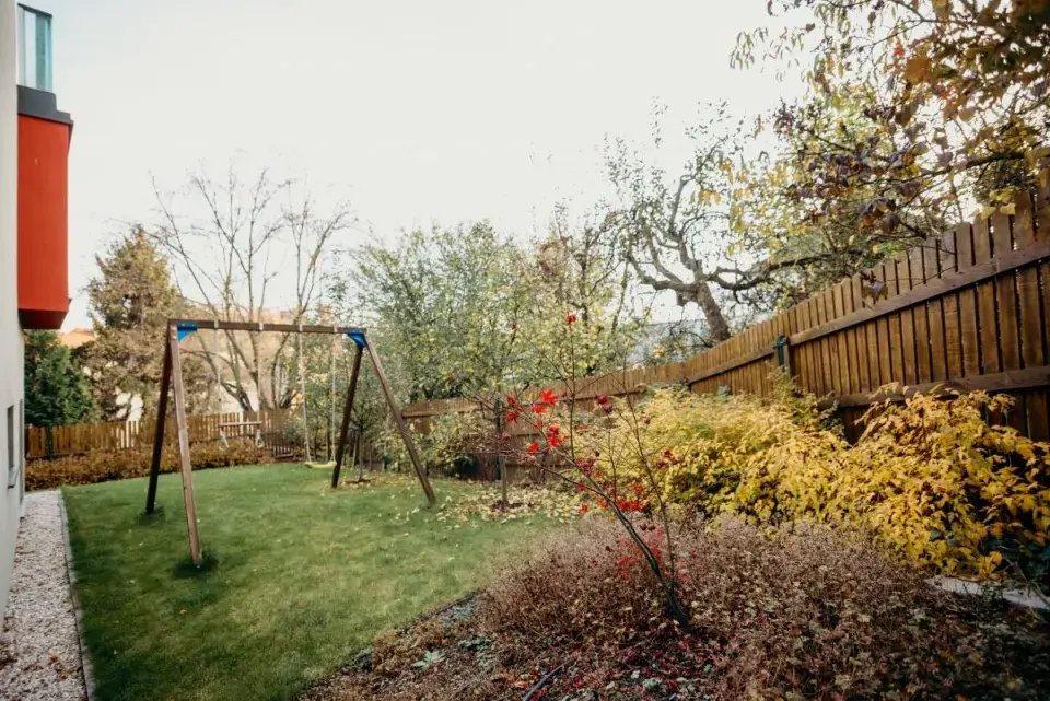 Houpačka na zahradě