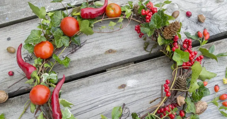 Věnec s plody a šiškami