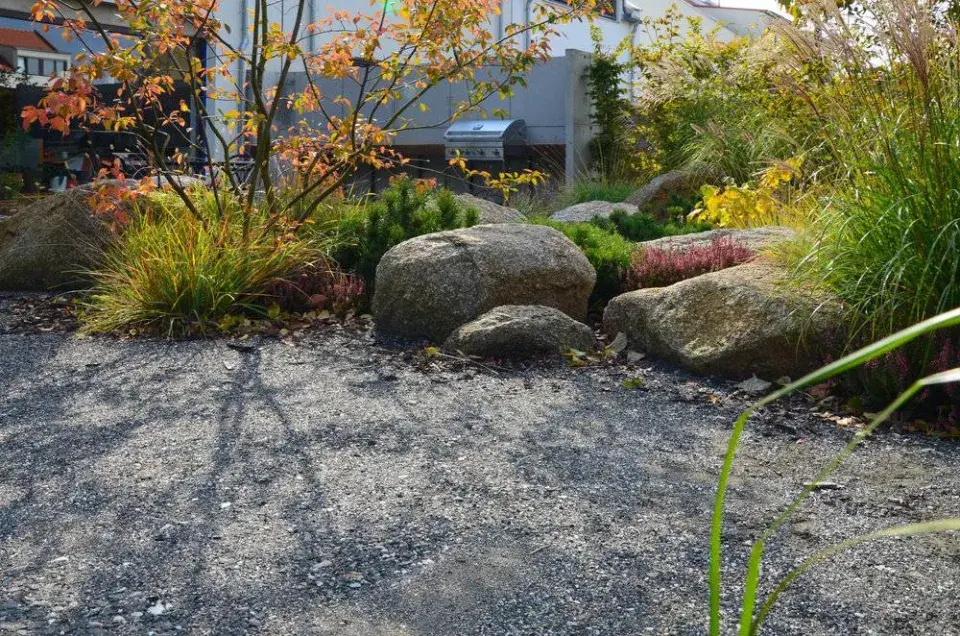 Pochozí povrch kolem terasy