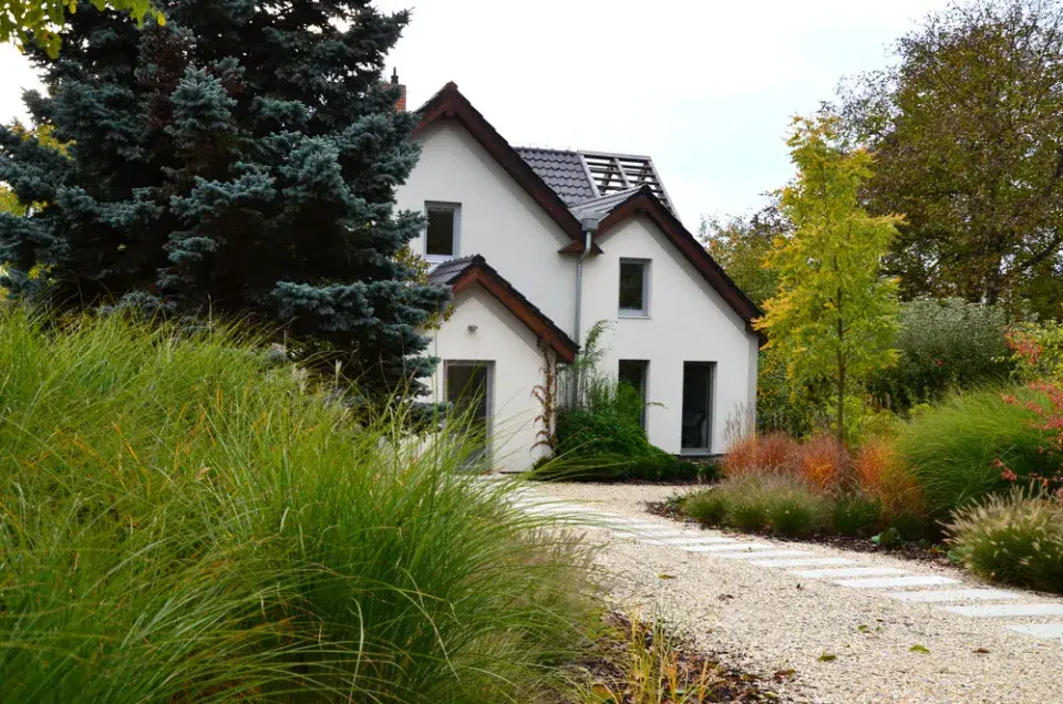 Předzahrádka a vstup do domu