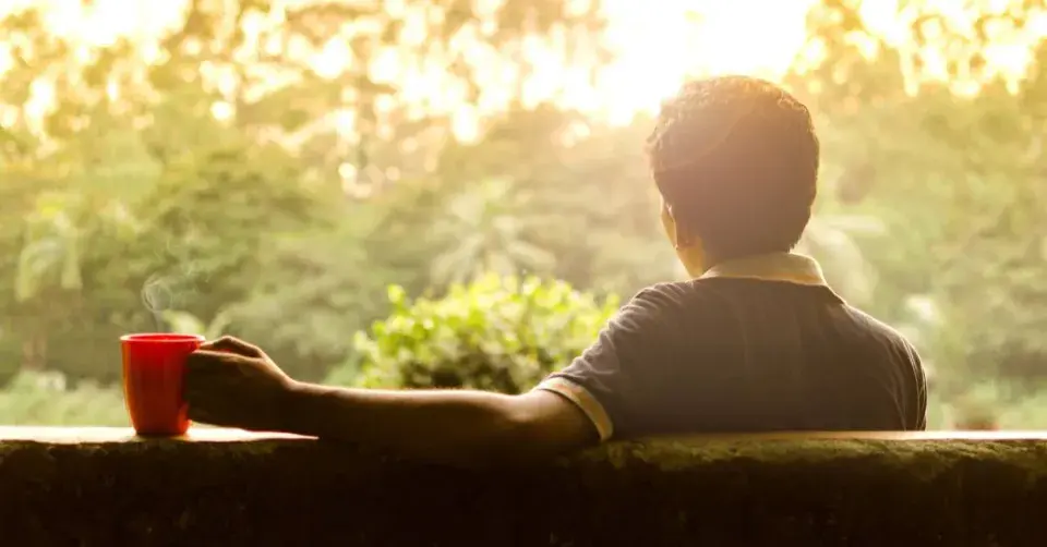 Muž odpočívající na zahradě