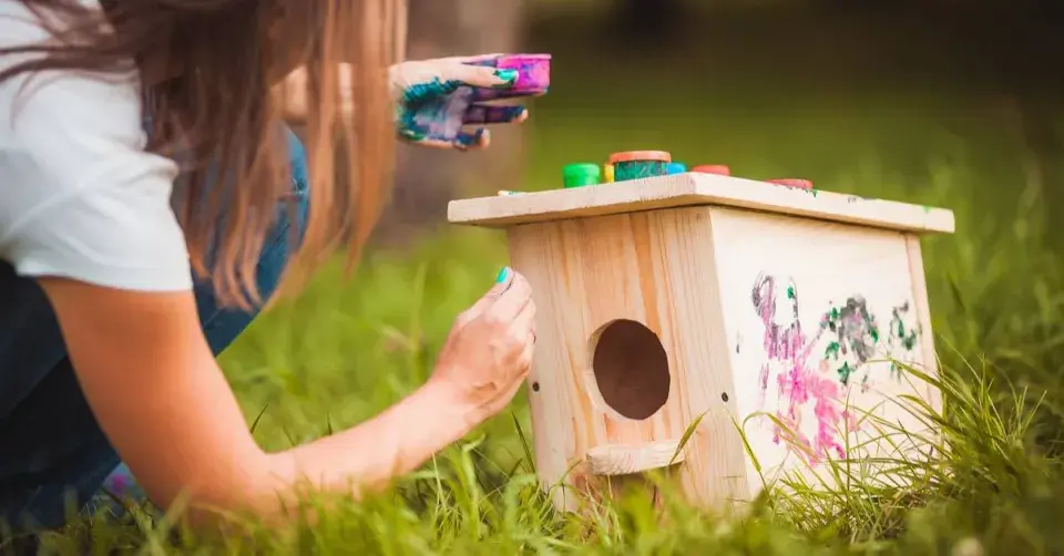 Dívka zdobí ptačí budku