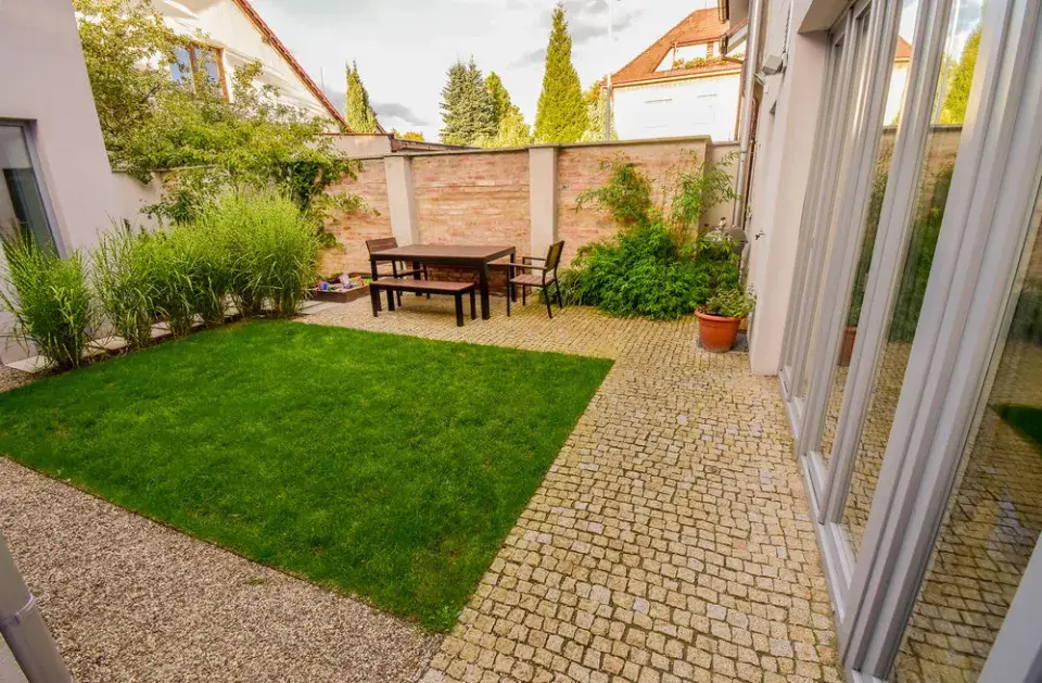 Trávník mezi domem a výminkem