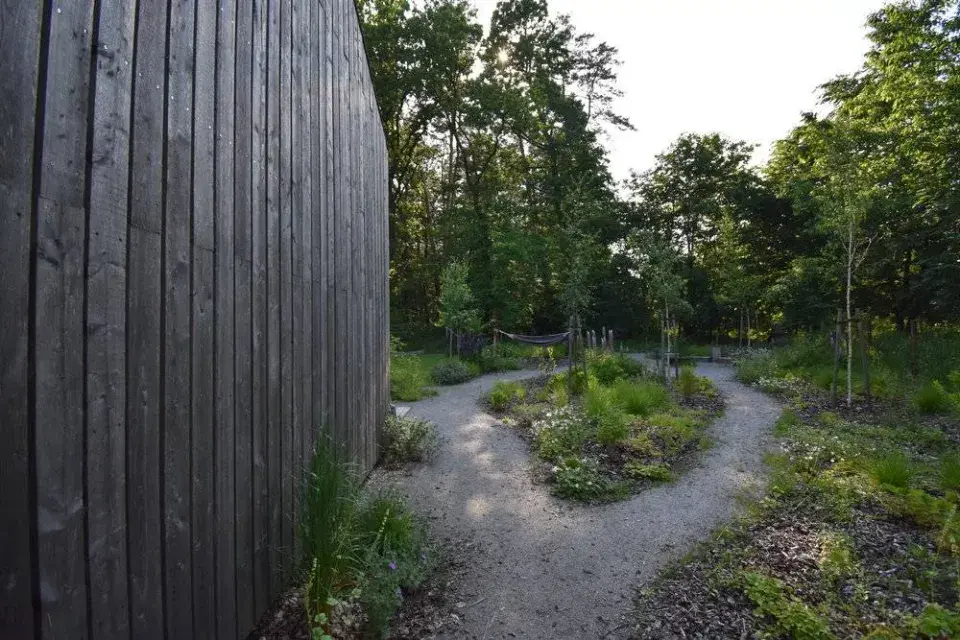 Cestičky v zahradě