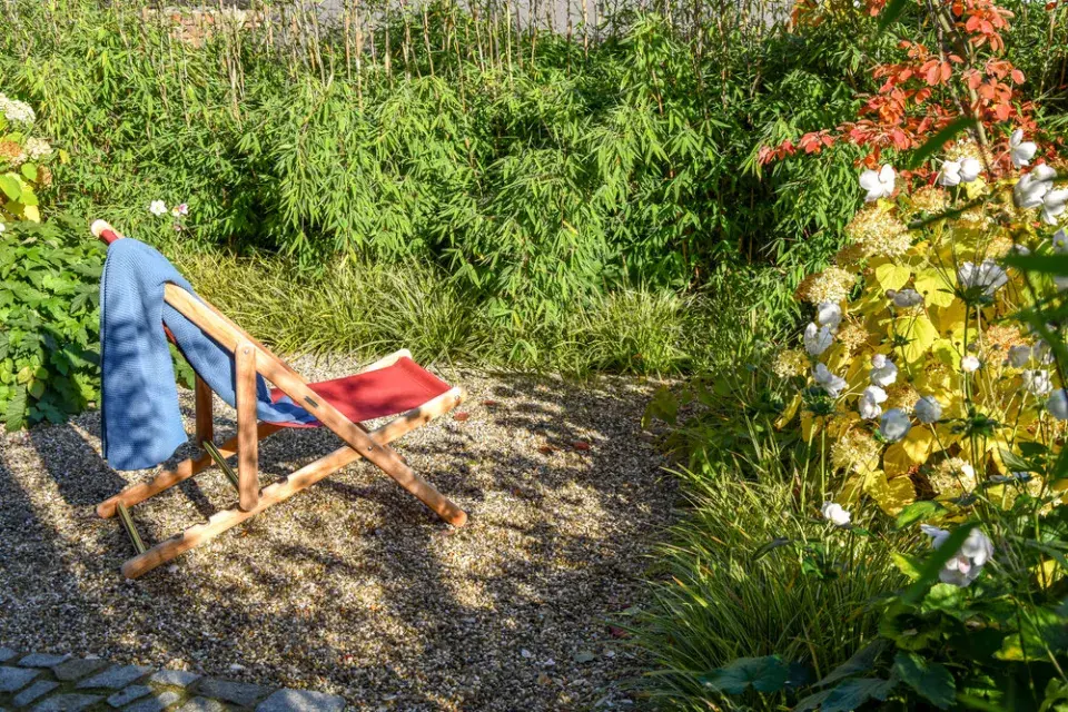 Křeslo v zahradě
