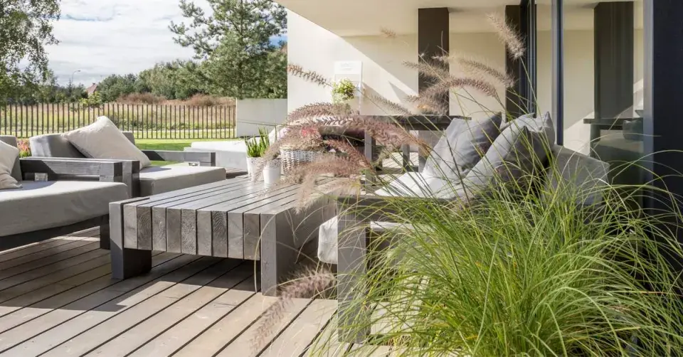 Masivní terasový nábytek