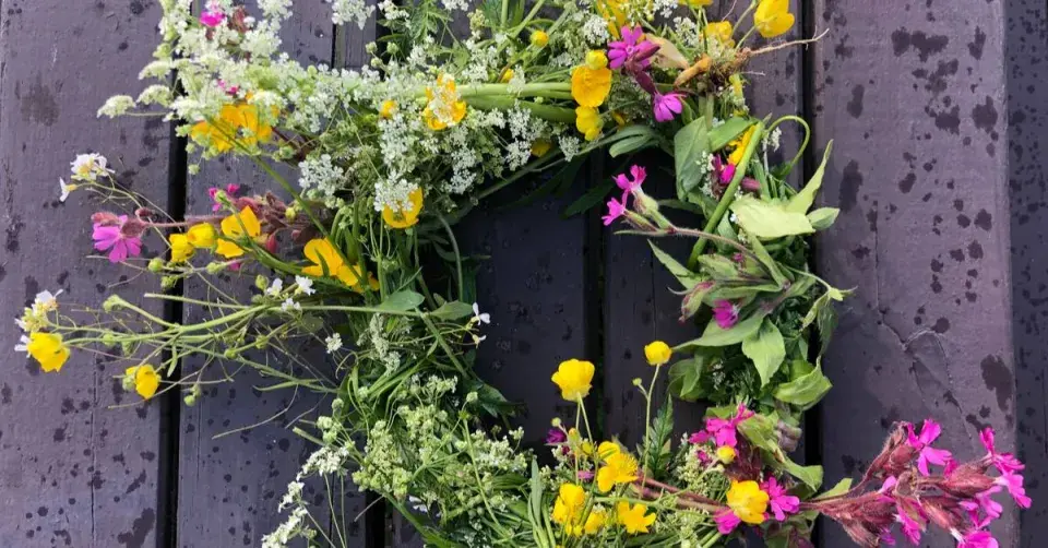 Věnec z lučních květin