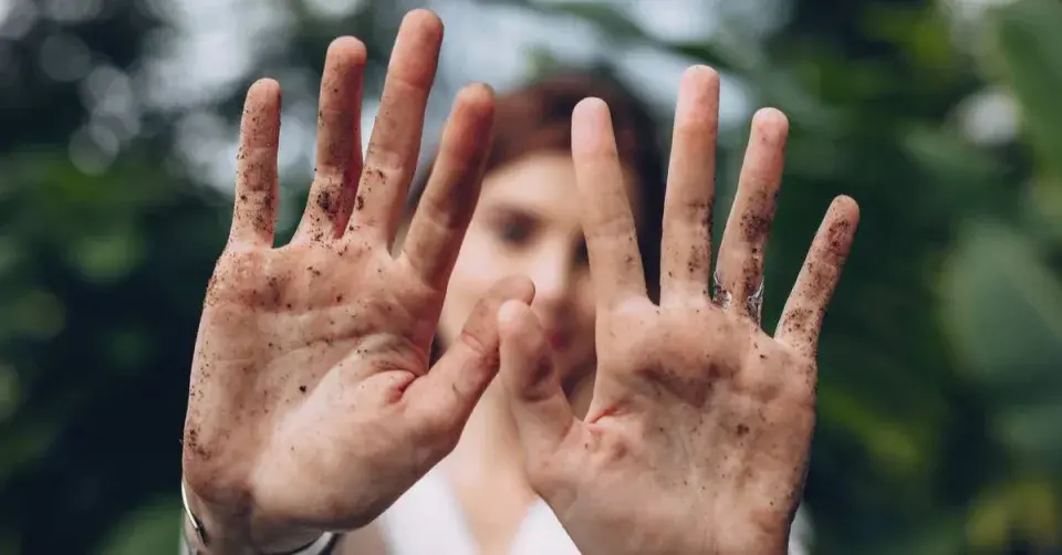 Ruce umazané od půdy