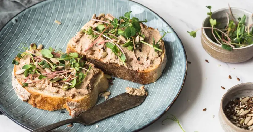 Paštika posypaná klíčky