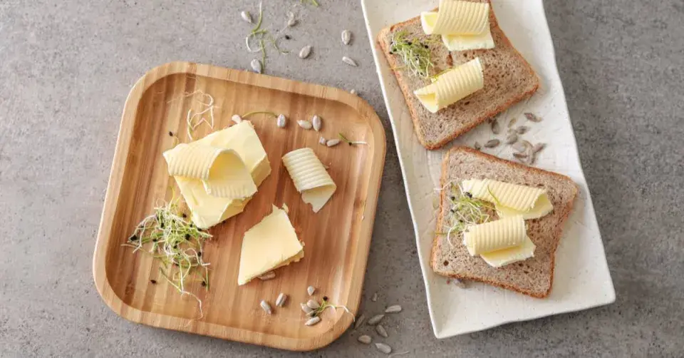 Klíčky řeřichy na chlebu s máslem