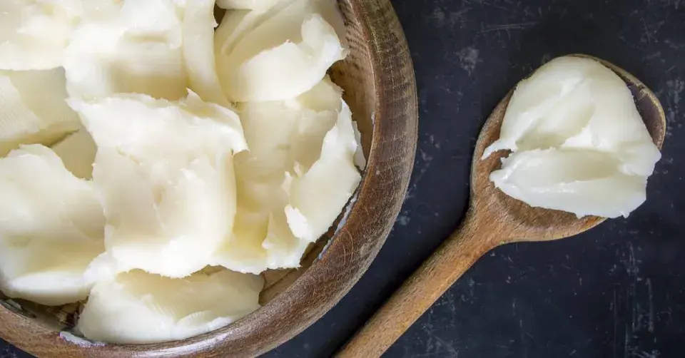 Sádlo v misce a na vařečce