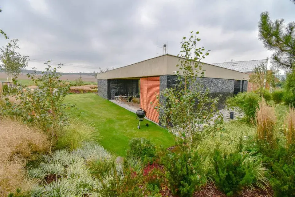 Trávník před bungalovem