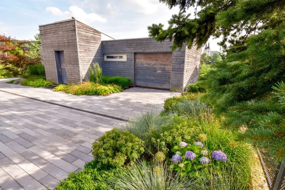 Příjezdová plocha