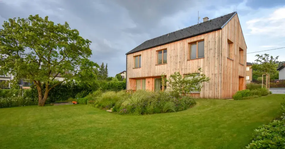 Záhon a trávník za domem