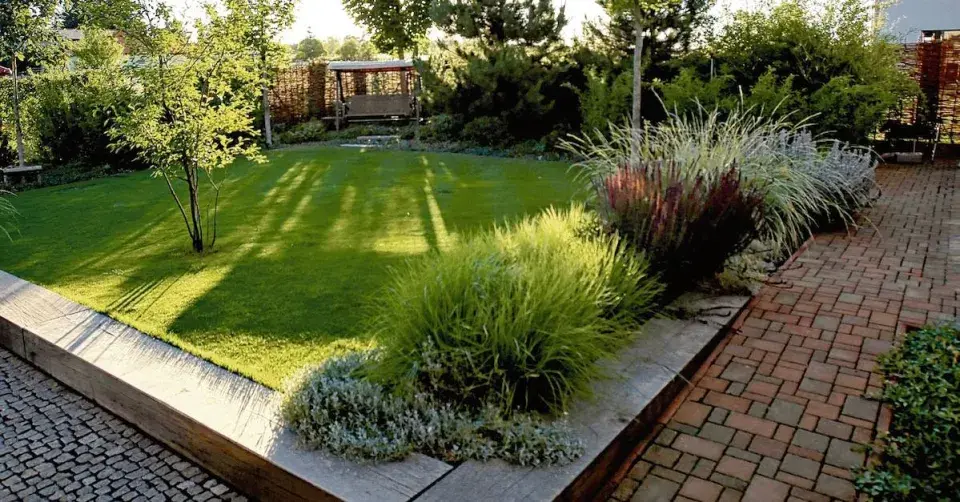 Dřevěná obruba trávníku